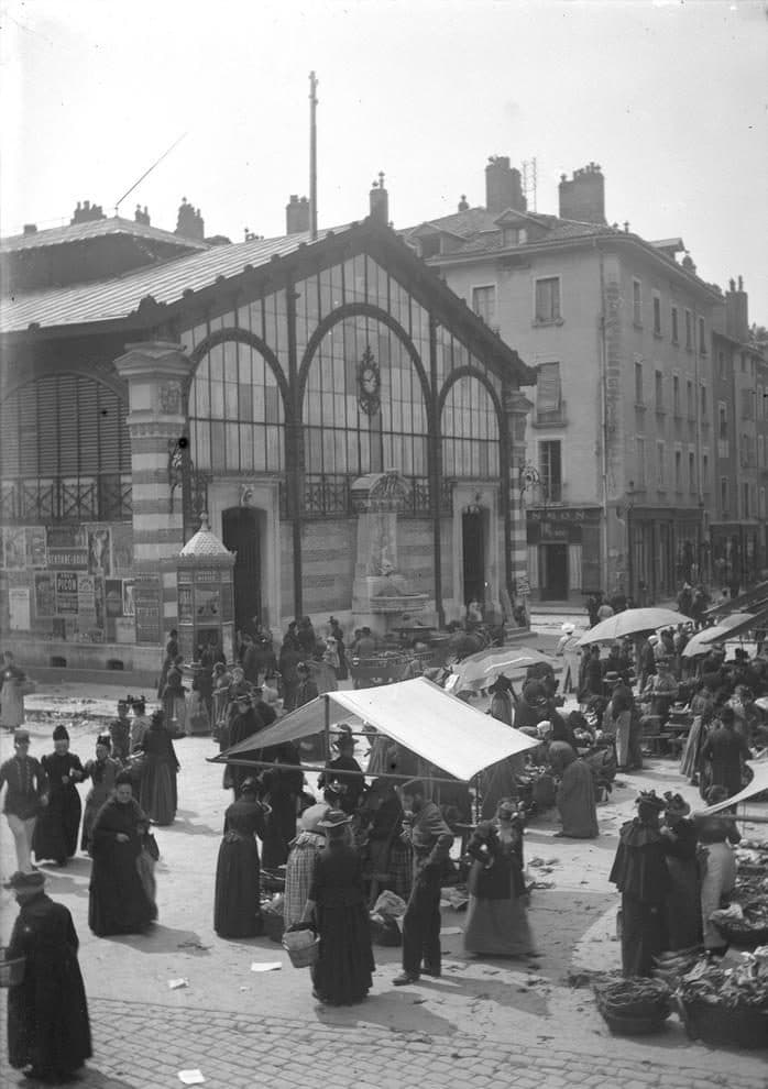 Étals installés devant la halle Sainte-Claire, photographie du XIXᵉ siècle.