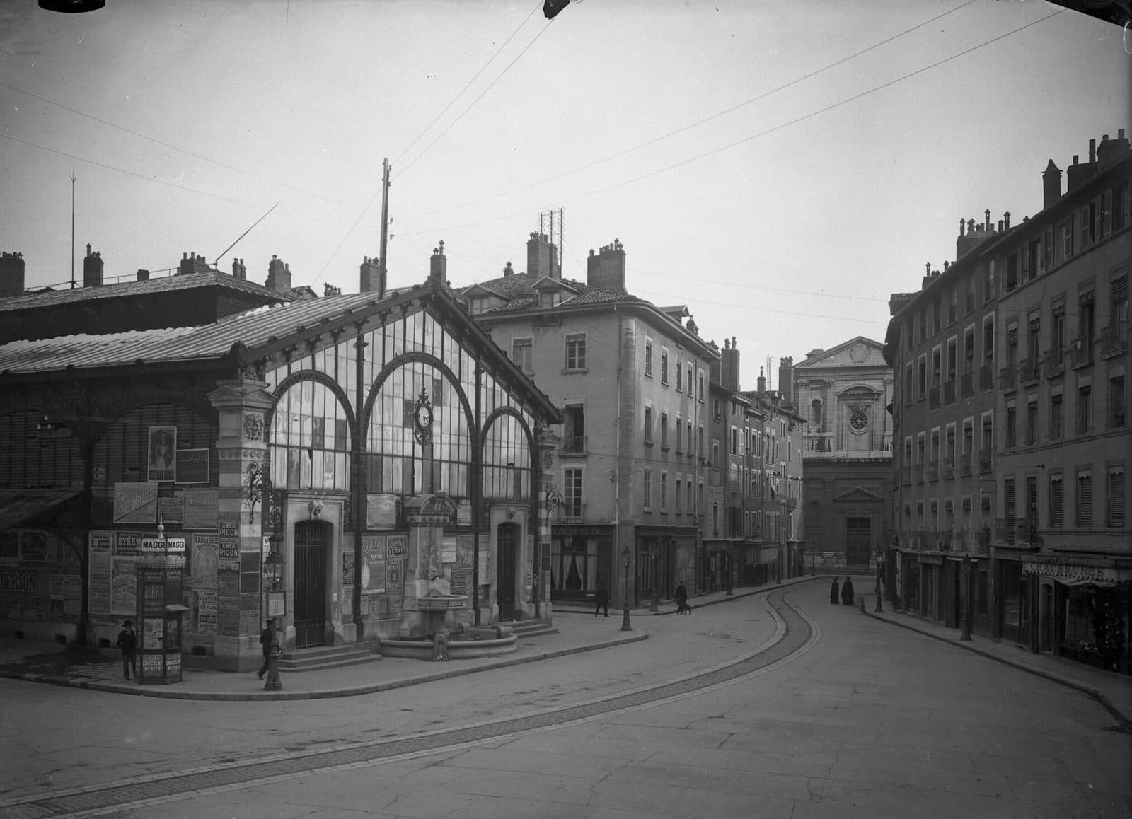 Photographie ancienne de la place Sainte-Claire et de sa halle, entre 1890 et 1914.